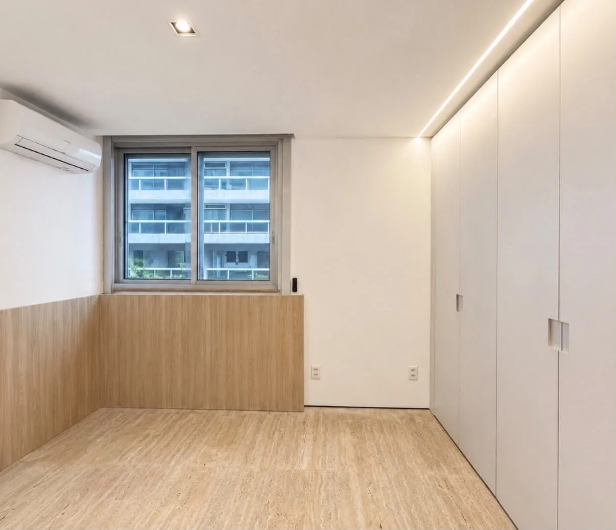 Quarto com ar-condicionado e janela