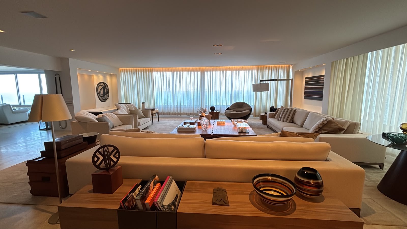 Amplo living de apartamento frente mar na Vieira Souto, Ipanema
