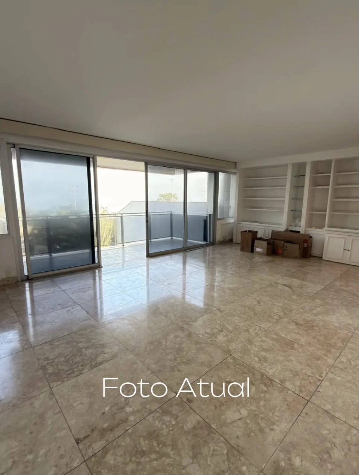 Foto atual: sala ampla com estantes planejadas, aguardando reforma