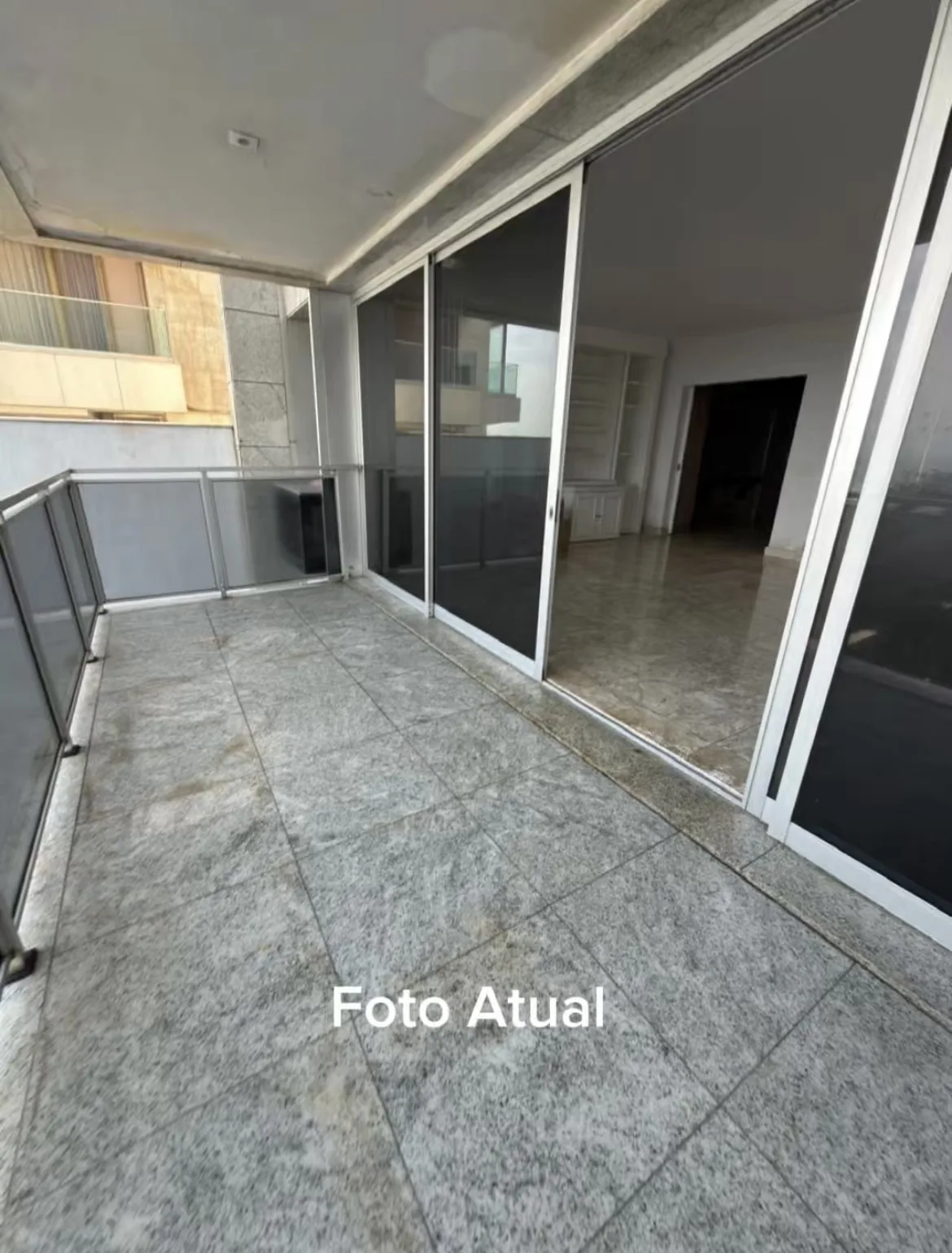 Foto atual: varanda com acesso à sala