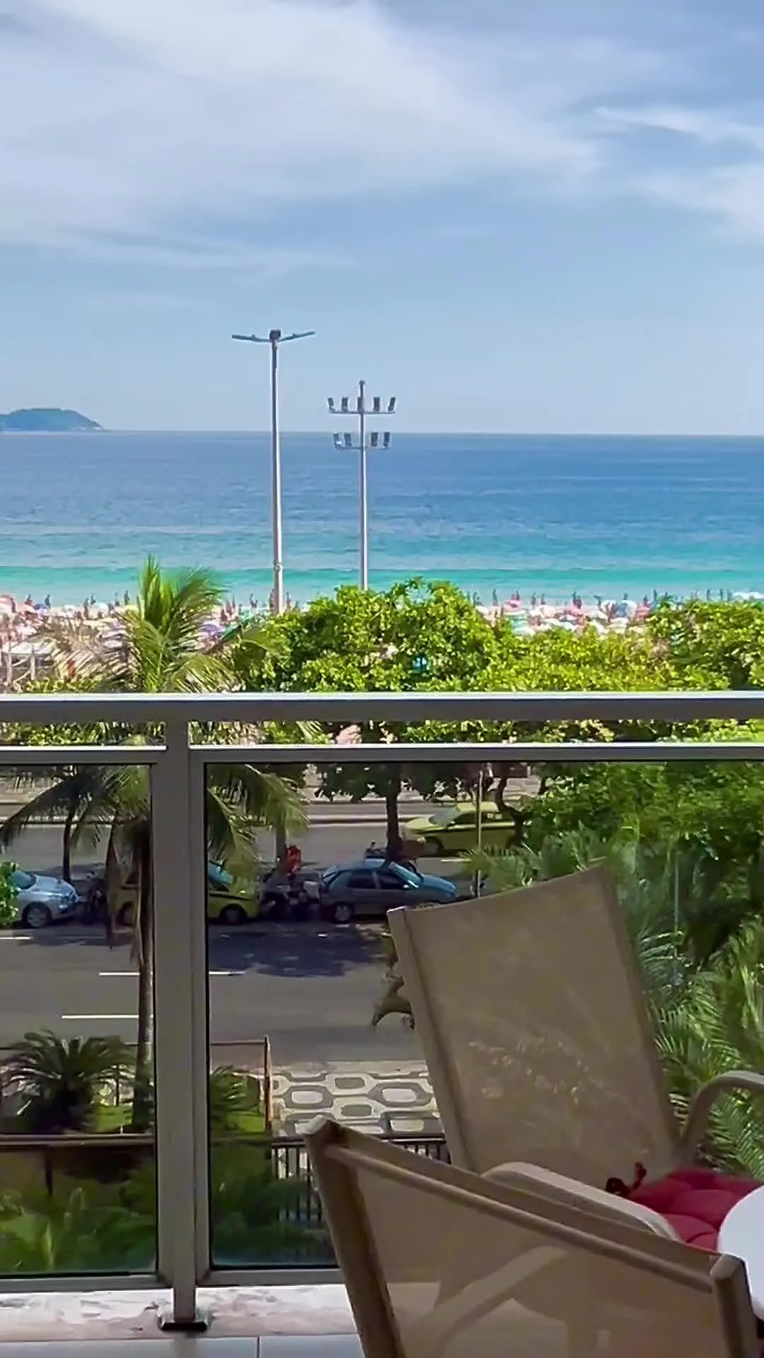 Living integrado à varanda, com vista aberta para a praia