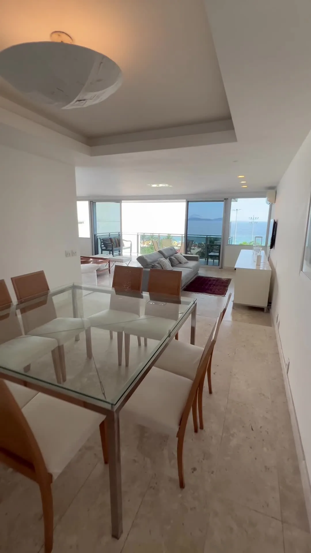 Sala de jantar com vista para o mar ao fundo