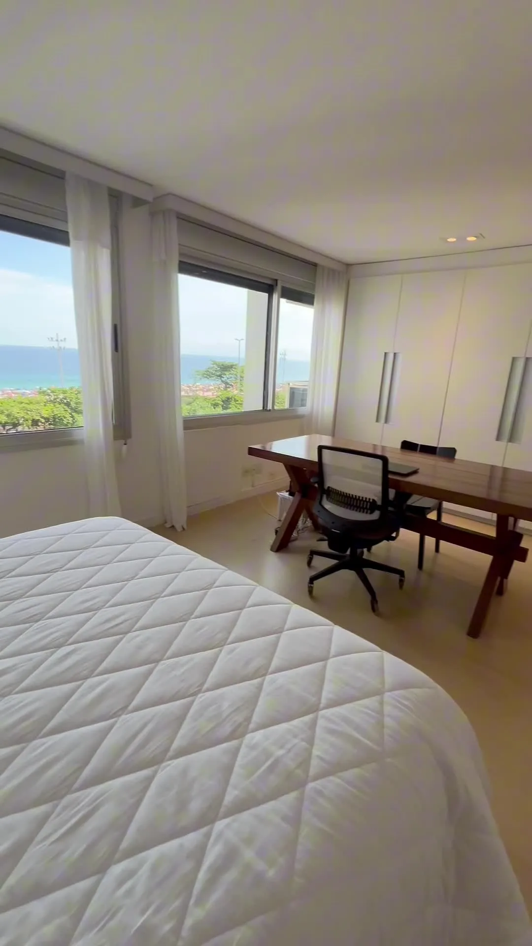 Quarto usado como escritório, com vista para o mar