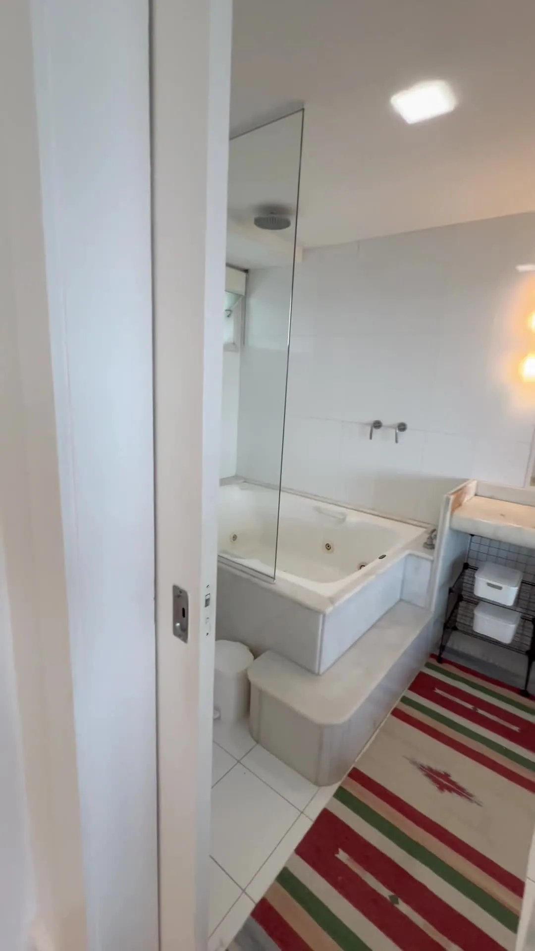 Banheiro da suíte com banheira de hidromassagem