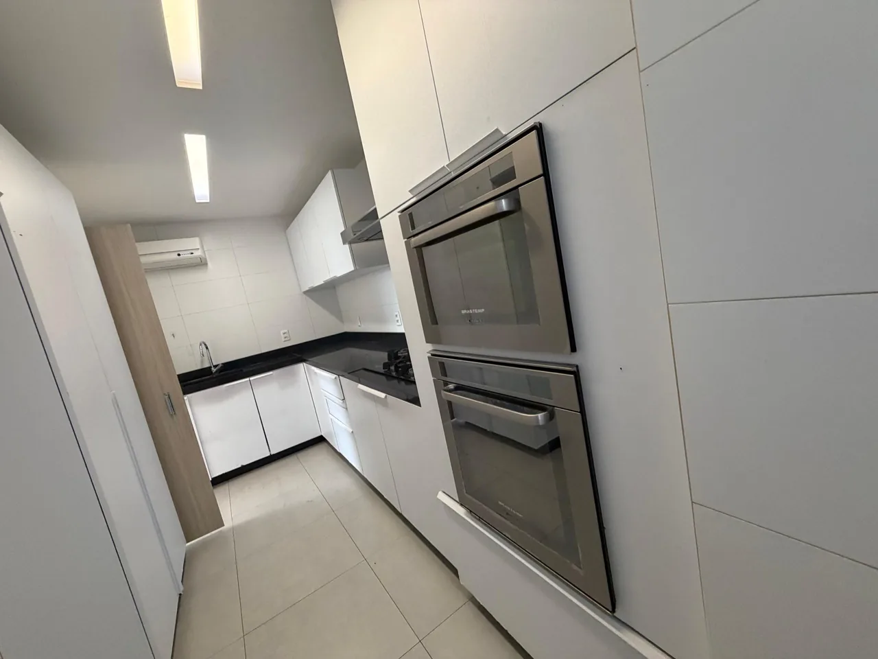 Cozinha planejada com fornos embutidos