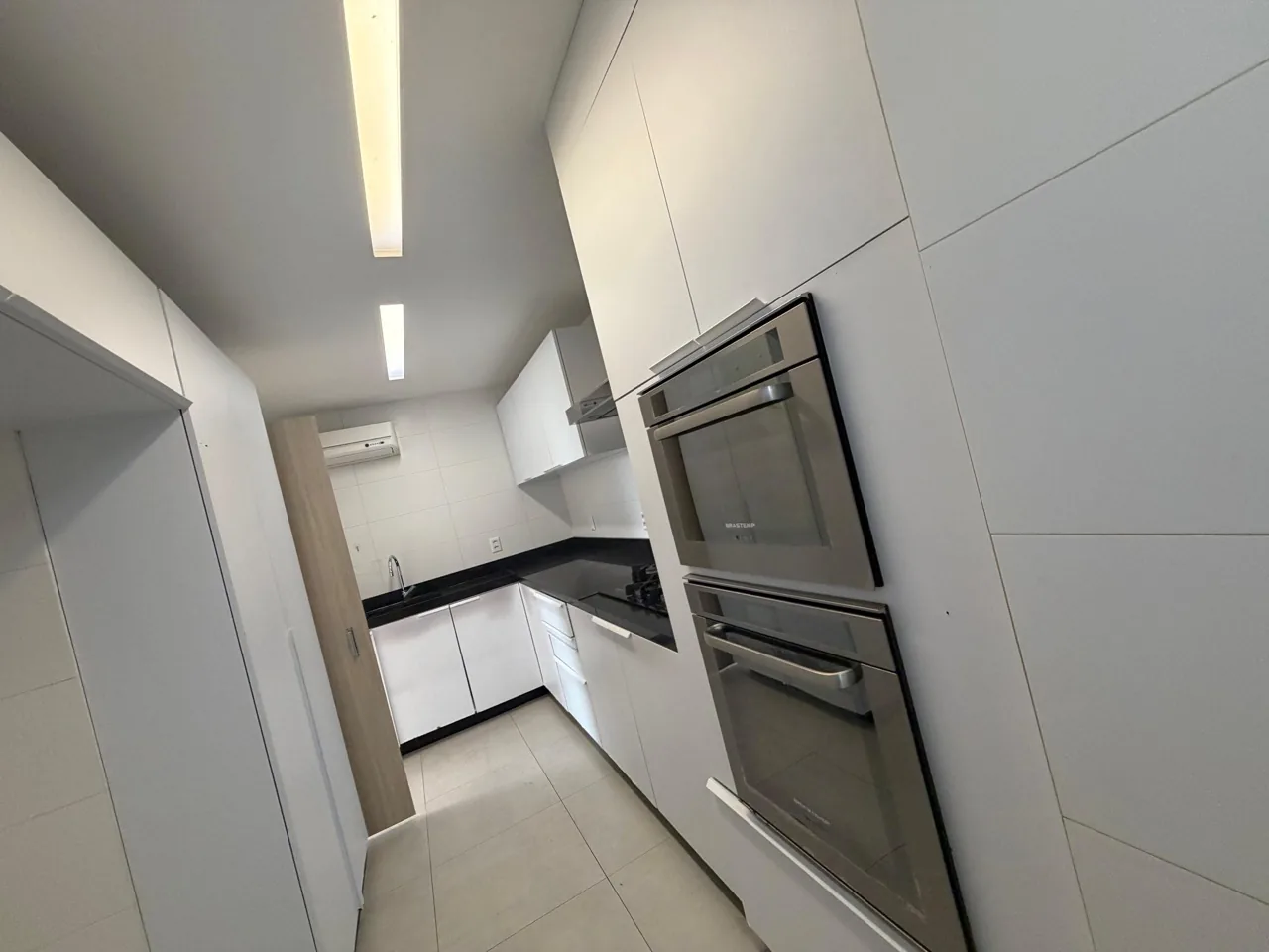 Cozinha com forno e micro-ondas embutidos