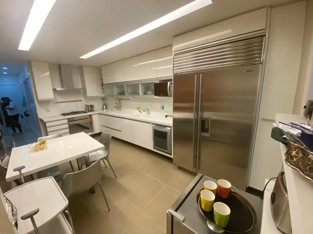 Cozinha planejada com eletrodomésticos em inox