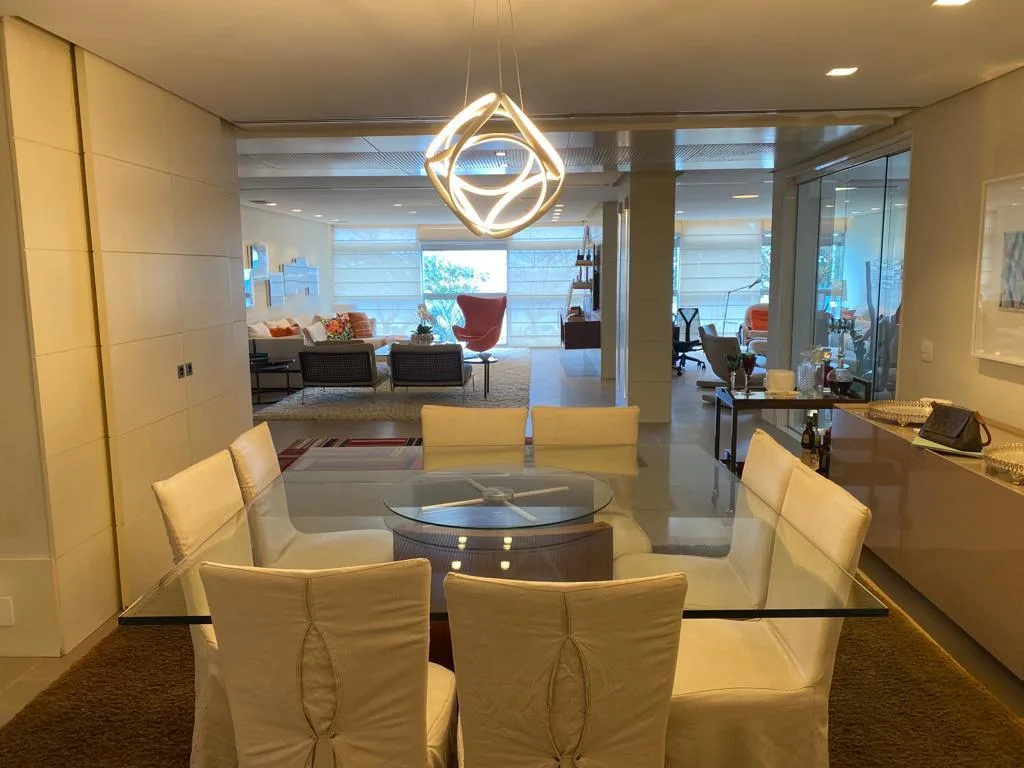 Sala de jantar com mesa de vidro