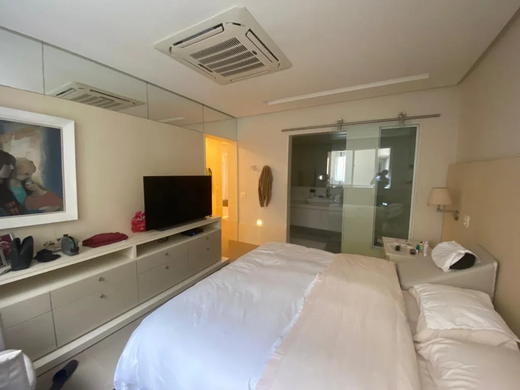Quarto com porta de correr e espelho