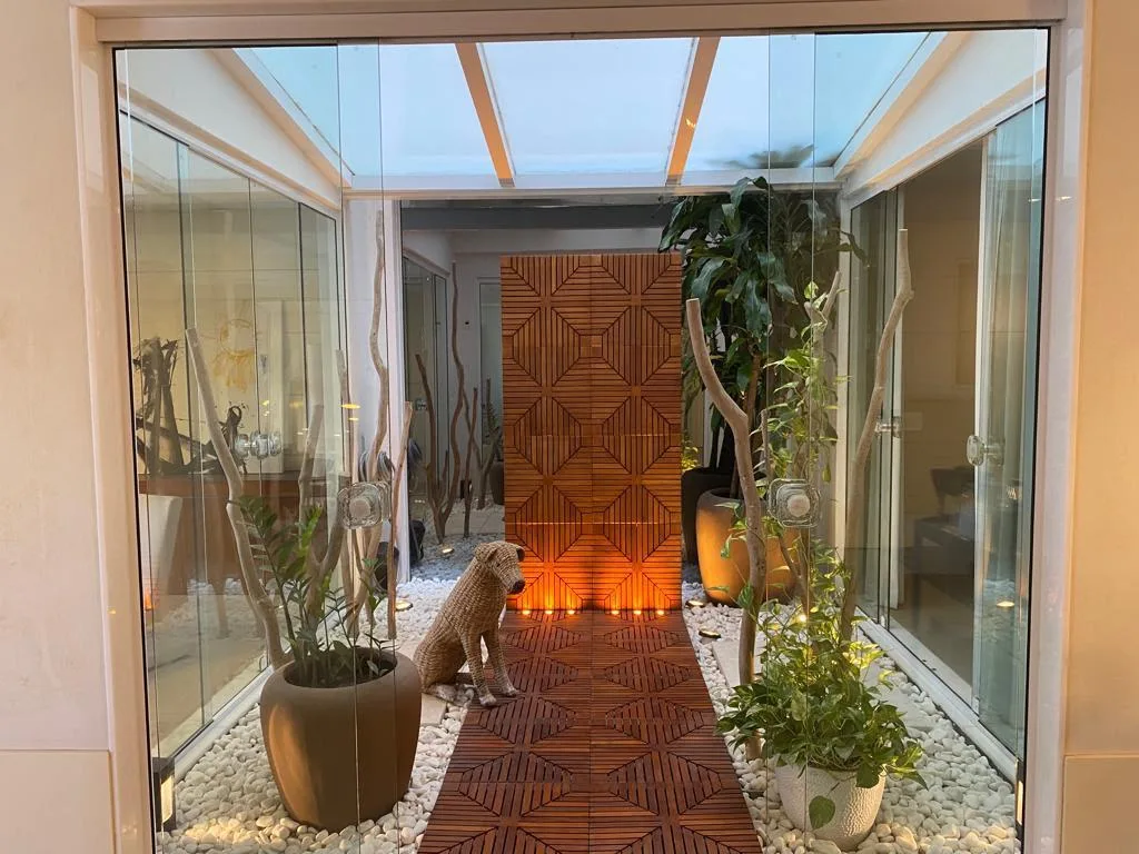 Sala de contemplação com jardim interno em pedras