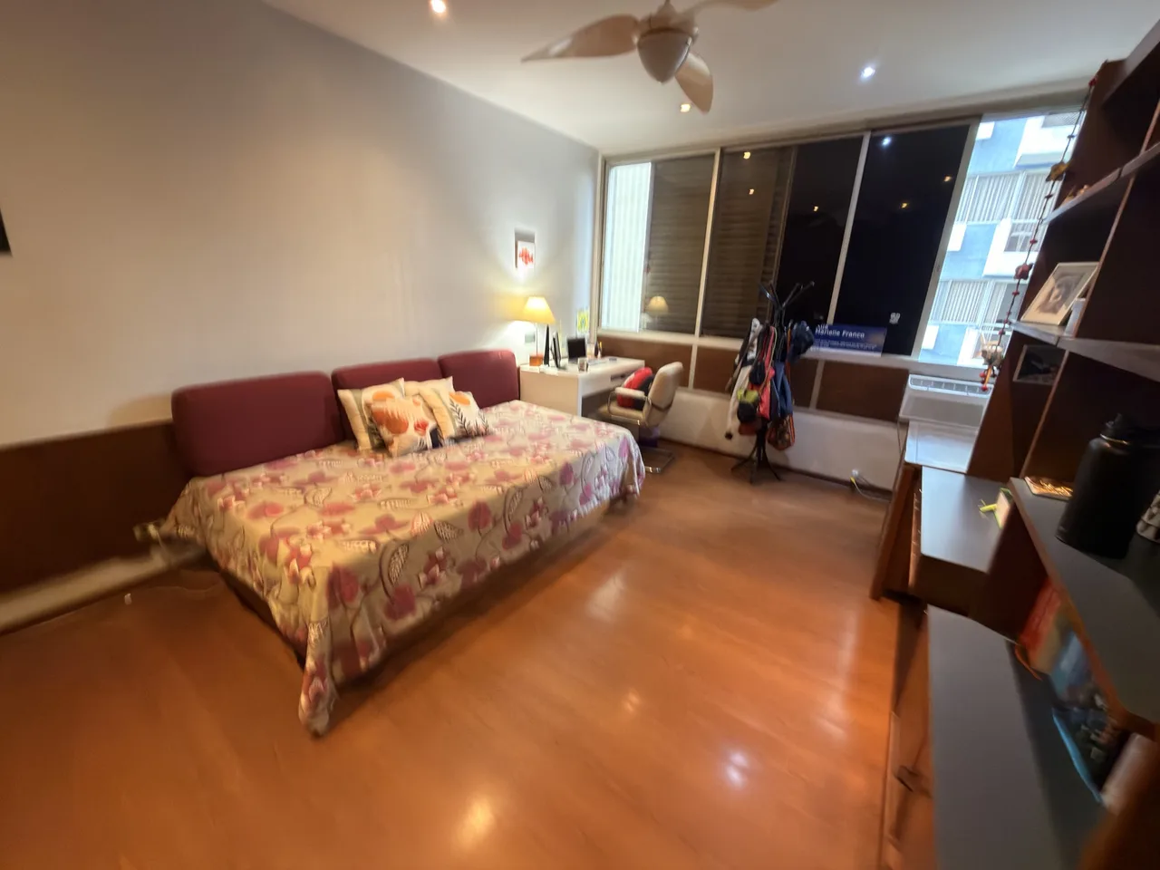Quarto com estante planejada