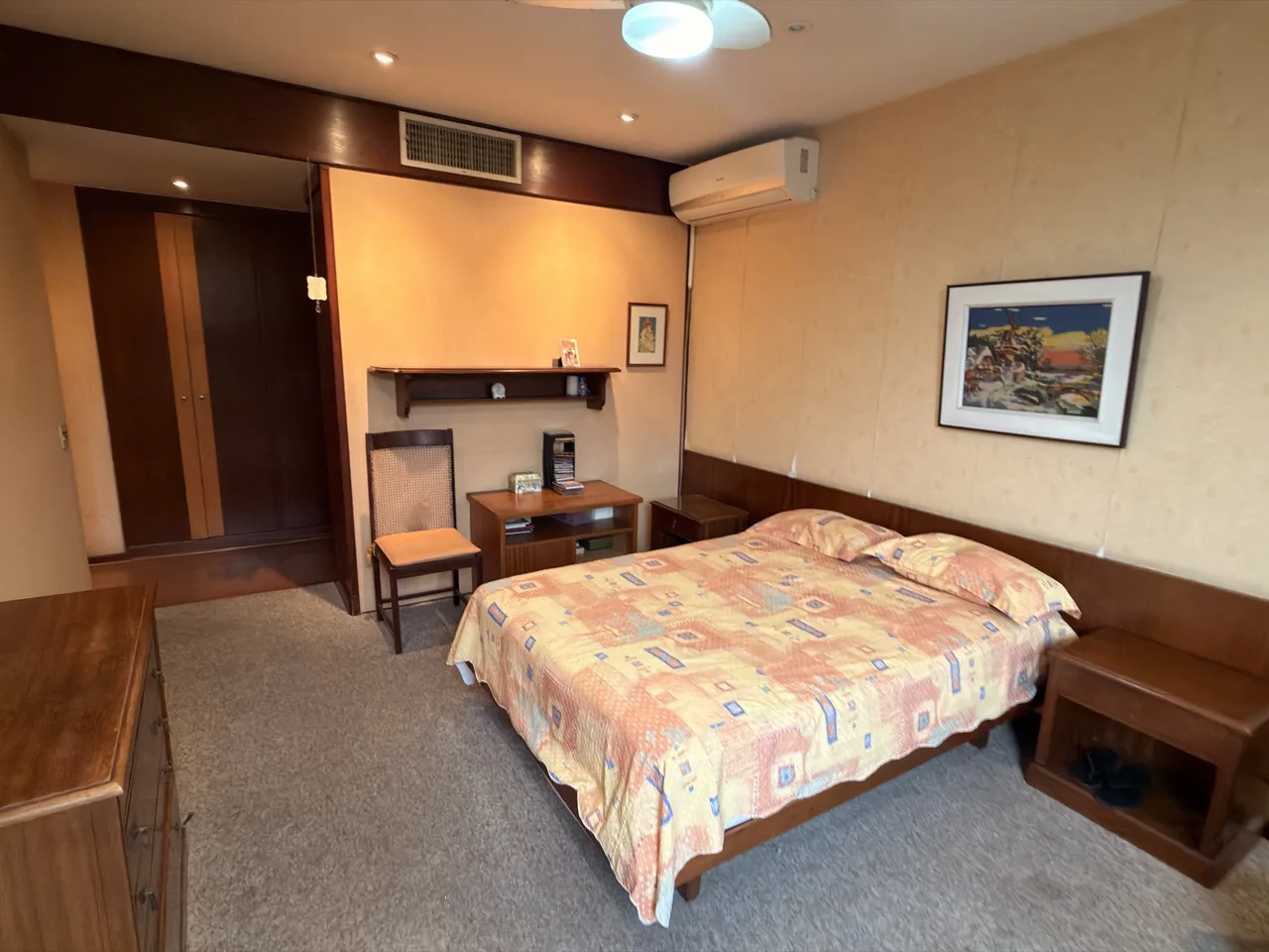 Quarto com duas camas e estante