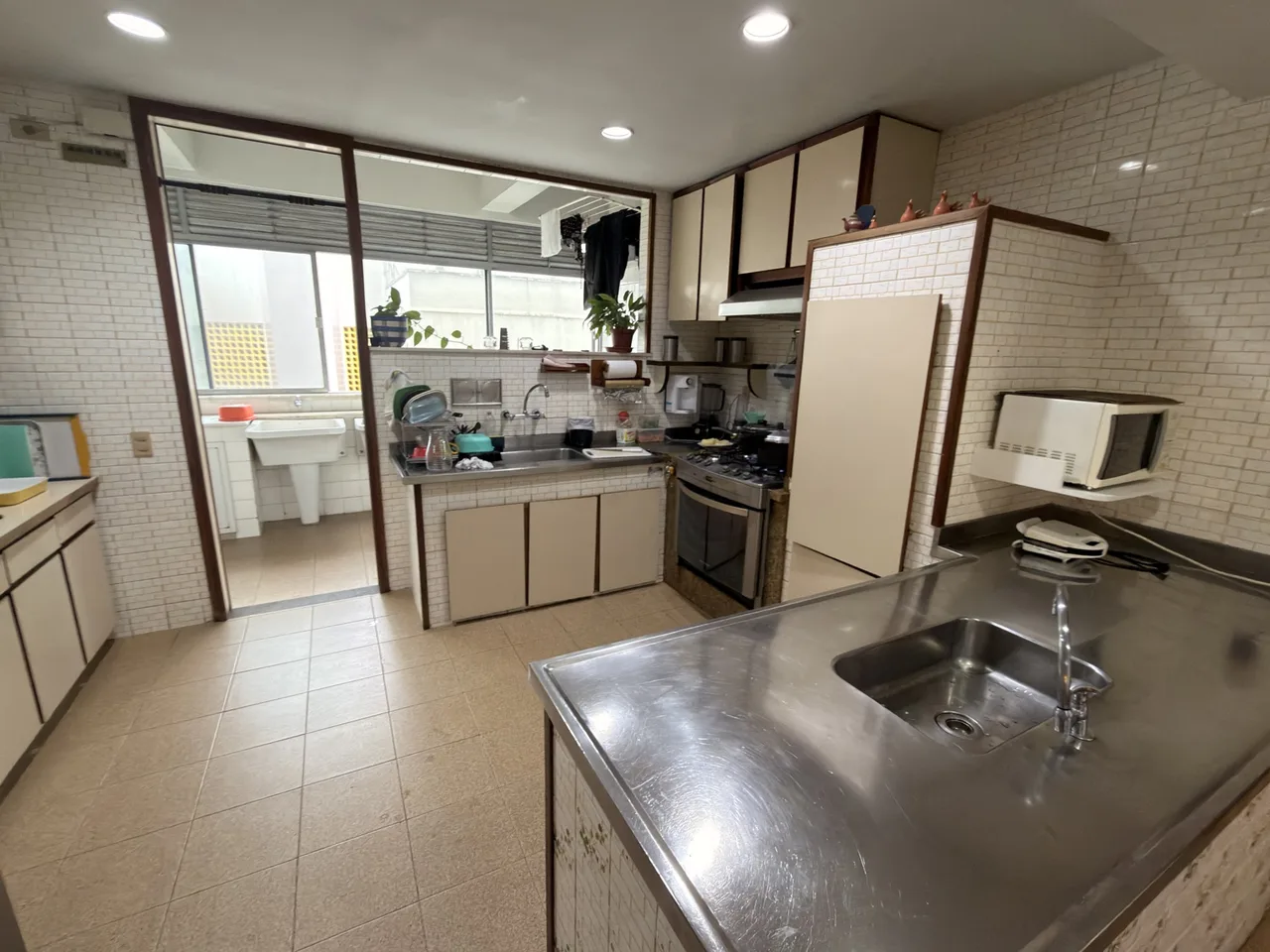 Cozinha ampla com bancada em inox