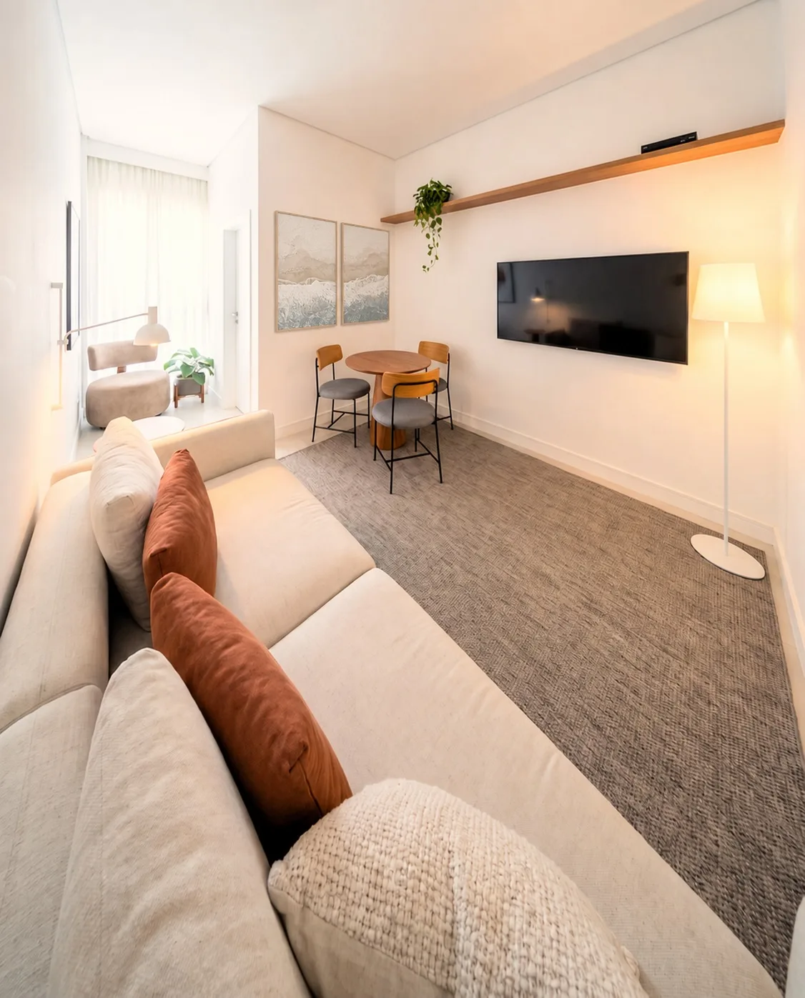 Sala de estar com sofá e varanda